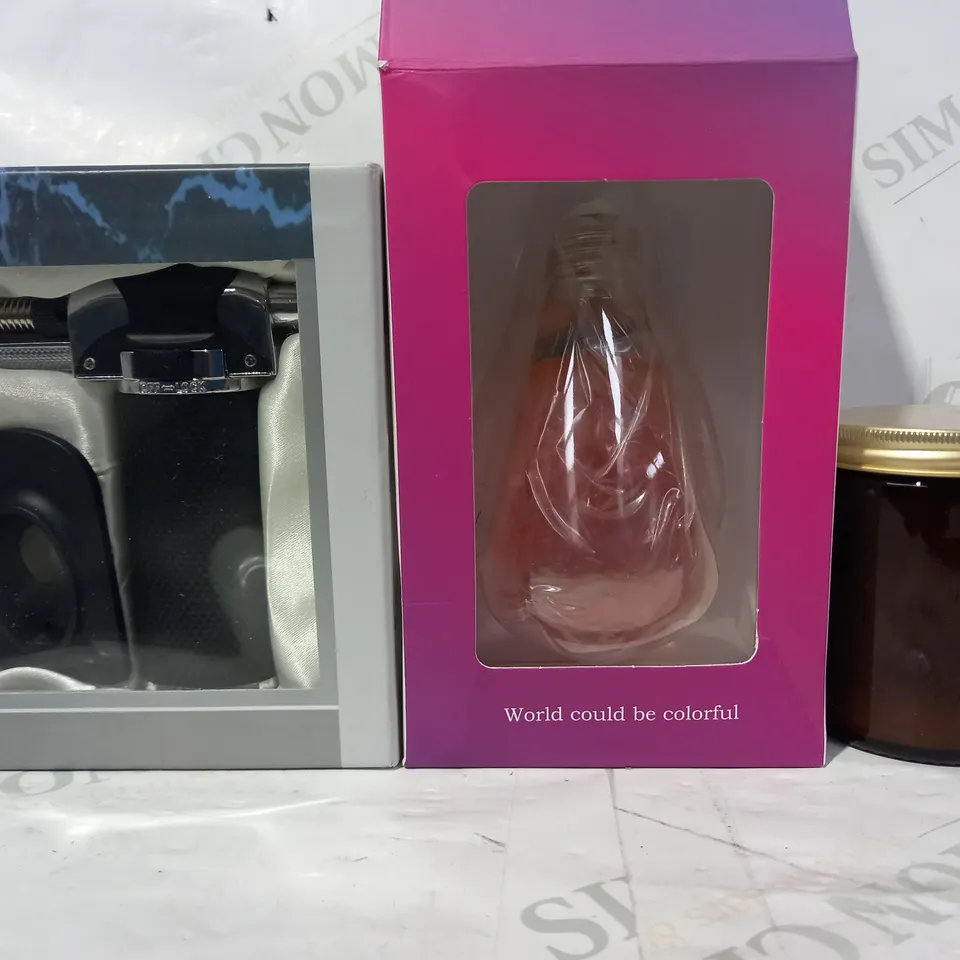 LOT OF APPROXIMATELY 10 ASSORTED HOUSEHOLD ITEMS TO INCLUDE DESIGNER SCENTED CANDLE, EP LIGHT BULB, REFILLABLE BUTANE FLAME, ETC