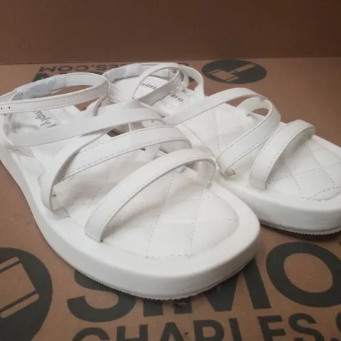 BOX CONTAINING APPROXIMATELY 6 PAIRS OF SIMPLY BE WHITE PHOEBE EX WIDE SANDALS - SIZE 7
