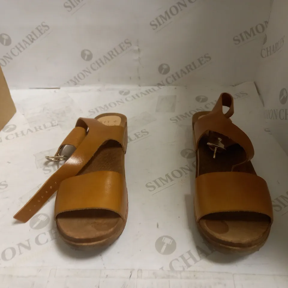 KITTY CLOGS STUDIO FIKA OCHRE 30MM HEEL - SIZE 40