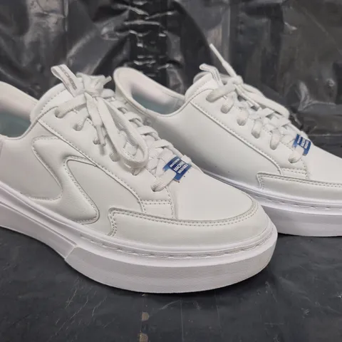 BOXED PAIR OF SKECHERS CORDOVA CLASSIC NEW REIGN SLIP-IN TRAINERS IN WHITE SIZE 6