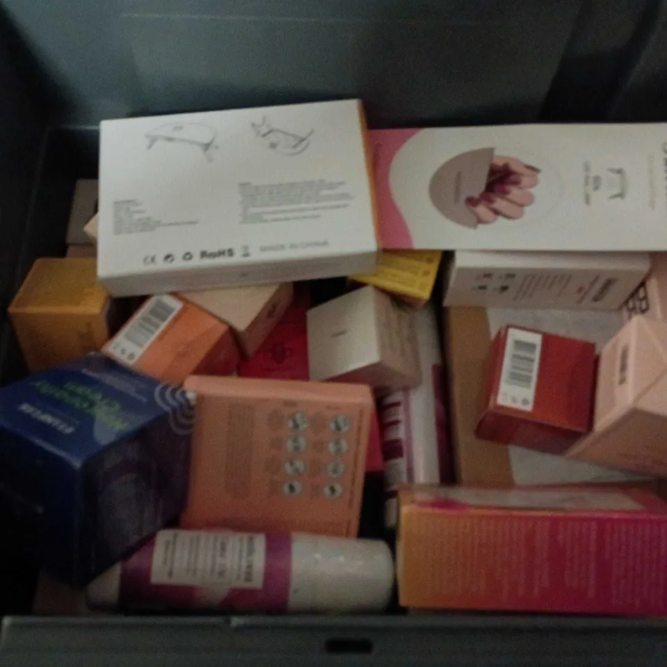 APPROXIMATEY 20 ASSORTED HEALTH AND BEAUTY PRODUCTS TO INCLUDE - TAMPAX PEARL COMPAK TAMPONS - SKINTIFIC COVER GLOW PERFECT CUSHION AND HAIRIZONE HAIR DIFFUSER