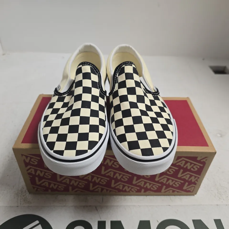 BOXED PAIR OF VANS CLASSIC SLIP-ON SHOES – CHECKERBOARD BLACK/WHITE, UK4
