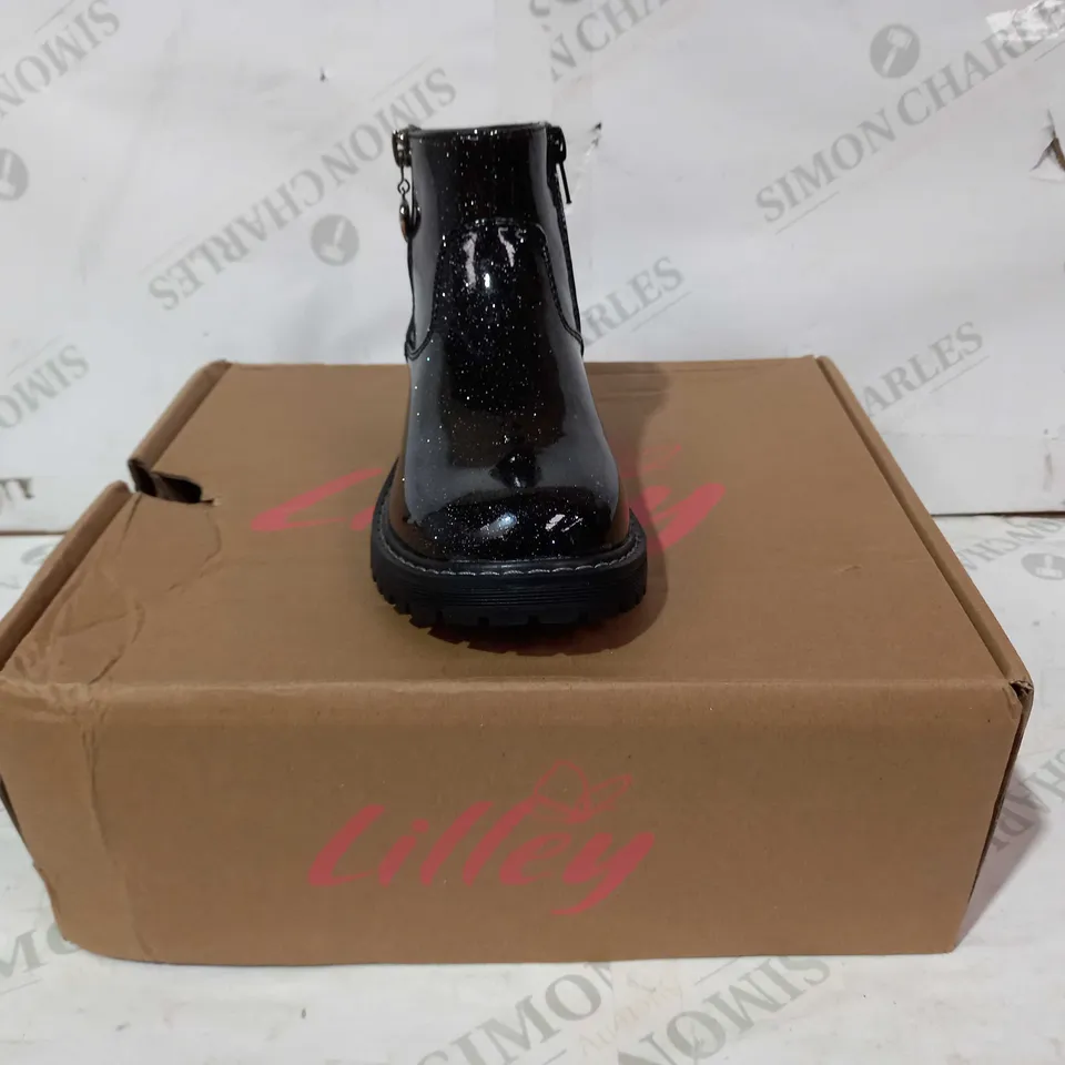 BOXED PAIR OF LILLEY MINNIE BOOTS IN BLACK W. GLITTER EFFECT UK SIZE CHILDREN'S 13