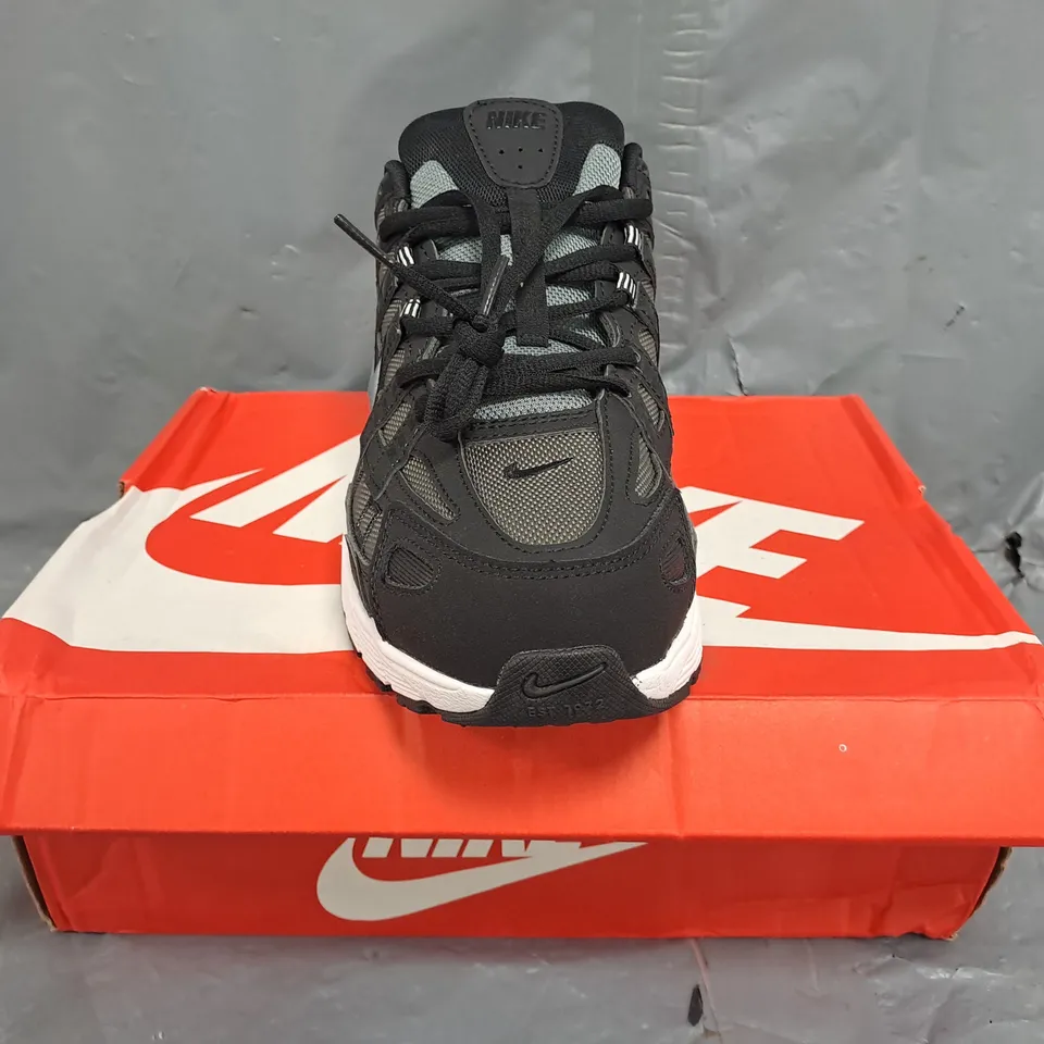 BOXED PAIR OF NIKE P-6000 SHOES IN BLACK/GREY SIZE UK 9