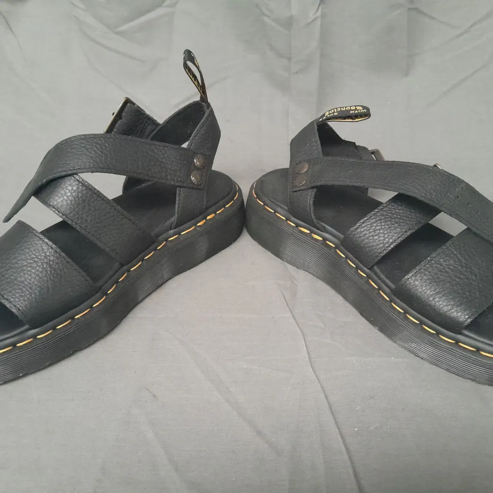 BOXED PAIR OF DR MARTENS OPEN TOE CHUNKY SANDALS IN BLACK UK SIZE 6