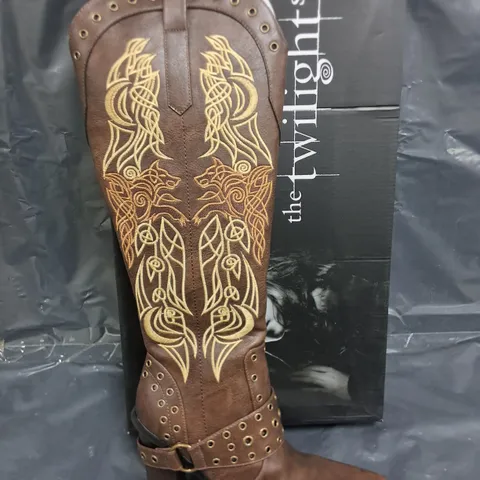 BOXED BRAND NEW KOI TWIGHLIGHT CHILDREN OF THE MOON COWBOY BOOTS IN BROWN - UK 3