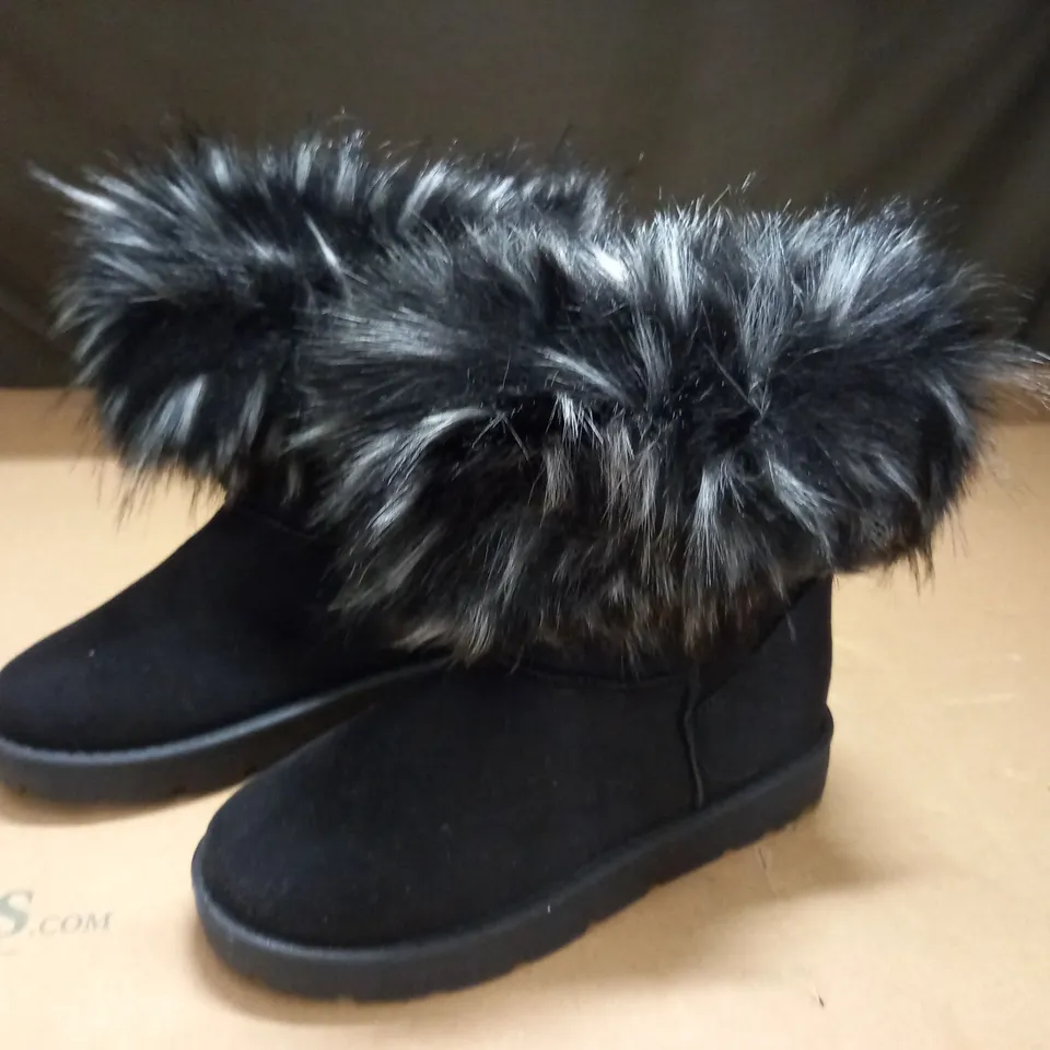 PAIR OF BLACK BOOTS WITH FAUX FUR TRIM - 36