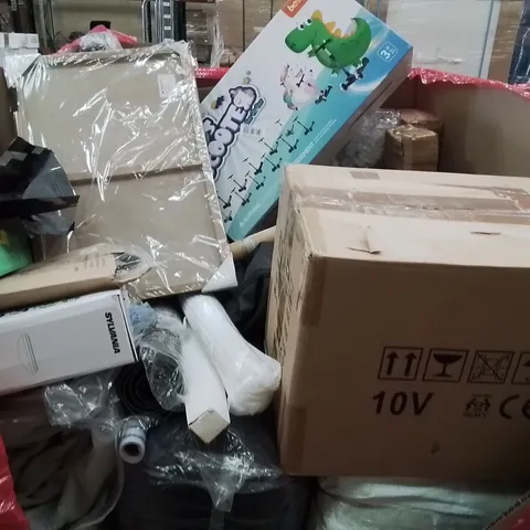 PALLET CONTAINING VARIOUS ASSORTED BOXED HOUSEHOLD ITEMS TO INCLUDE: KIDS SCOOTER, CEILING LIGHTS, TRUNKI, DOORMAT AND LOTS MORE UNMARKED BOXED ITEMS 