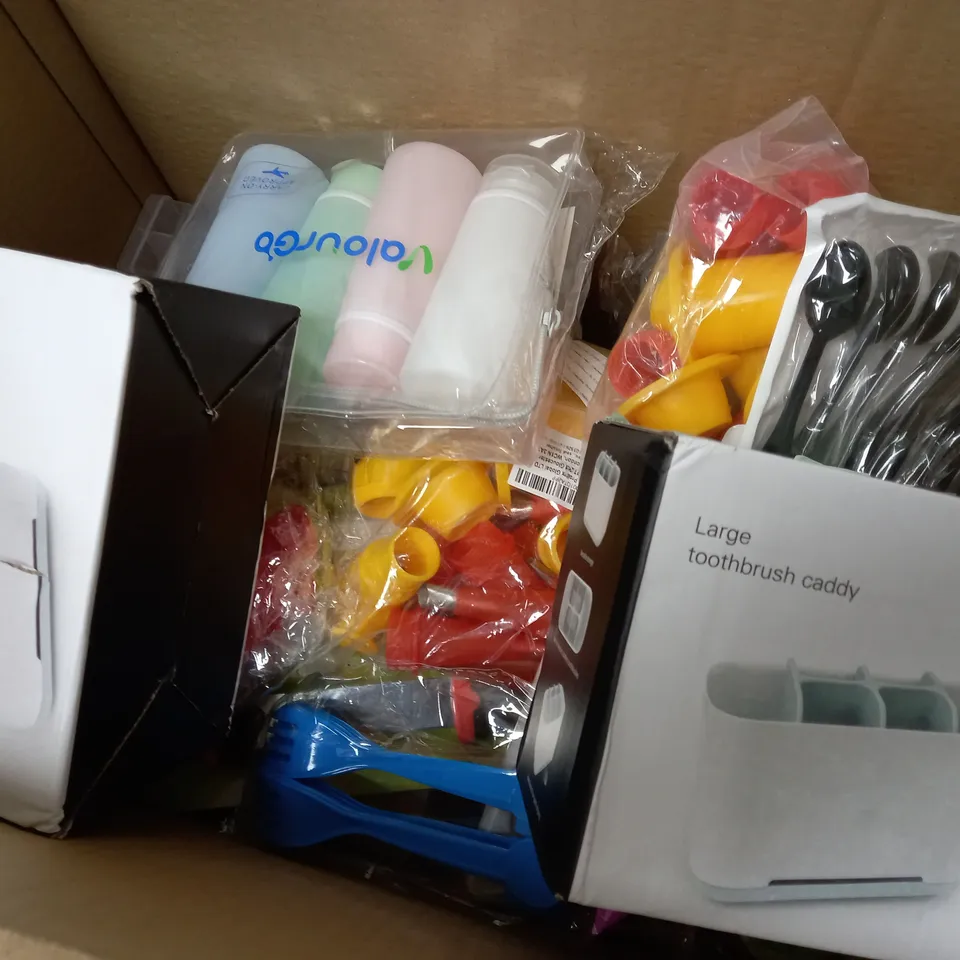 APPROXIMATELY 20 ASSORTED ITEMS TO INCLUDE TOOTHBRUSH CADDY, COOKIE MOULDS, REUSABLE TRAVEL BOTTLES ETC. 