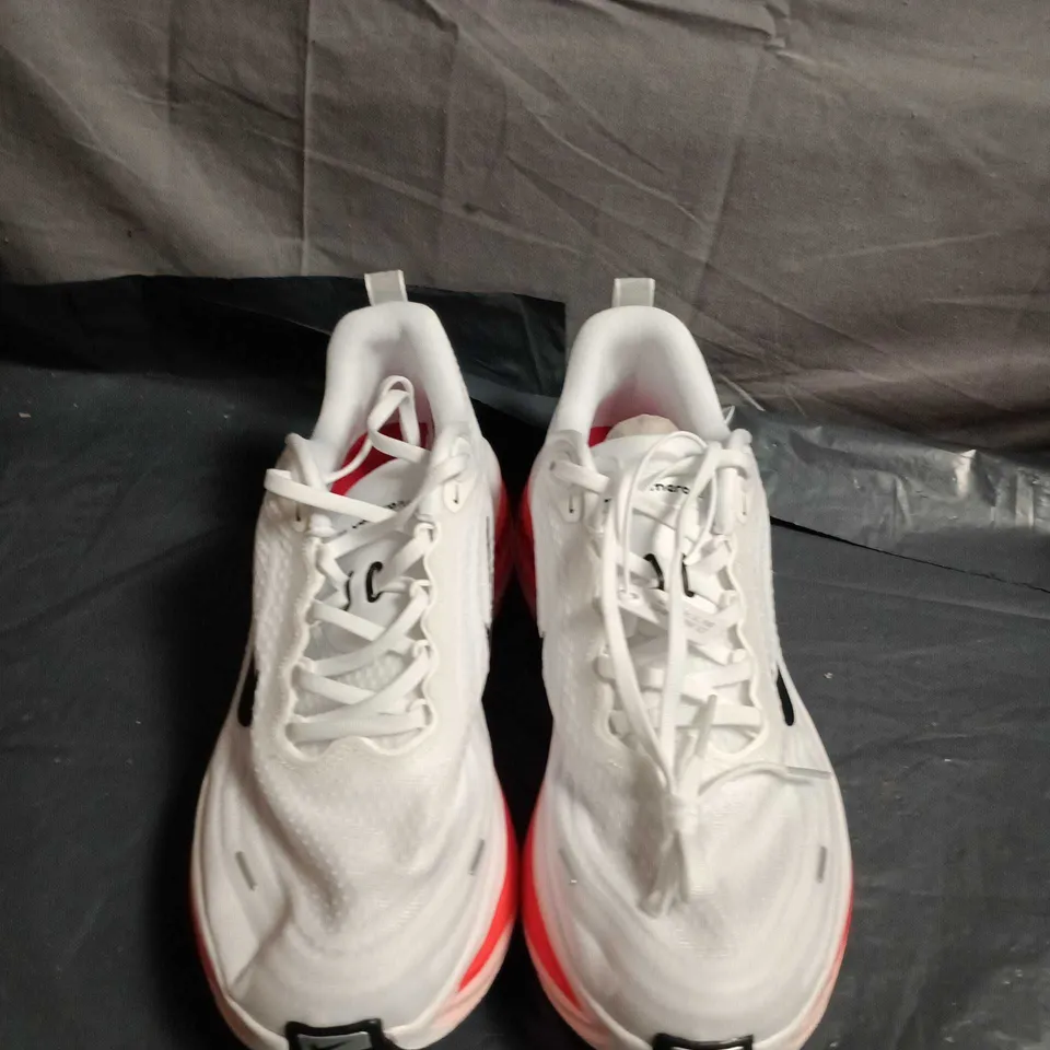UNBOXED PAIR OF NIKE RUNNING SHOES – UK SIZE 8.5