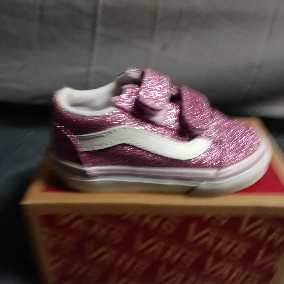 BOXED PAIR OF VANS KIDS GLITTER PINK VELCRO TRAINERS - UK 4
