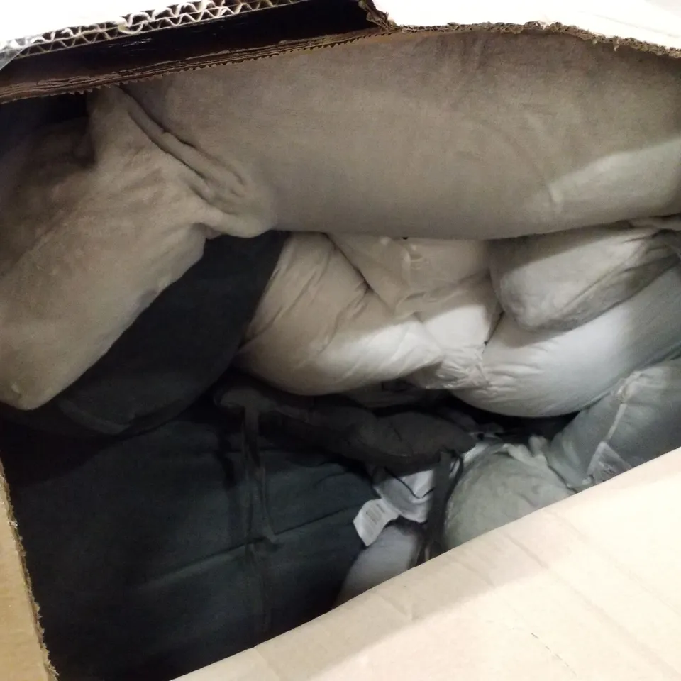 PALLET CONTAINING ASSORTED PILLOWS, BEAN BAGS & BEDDING 