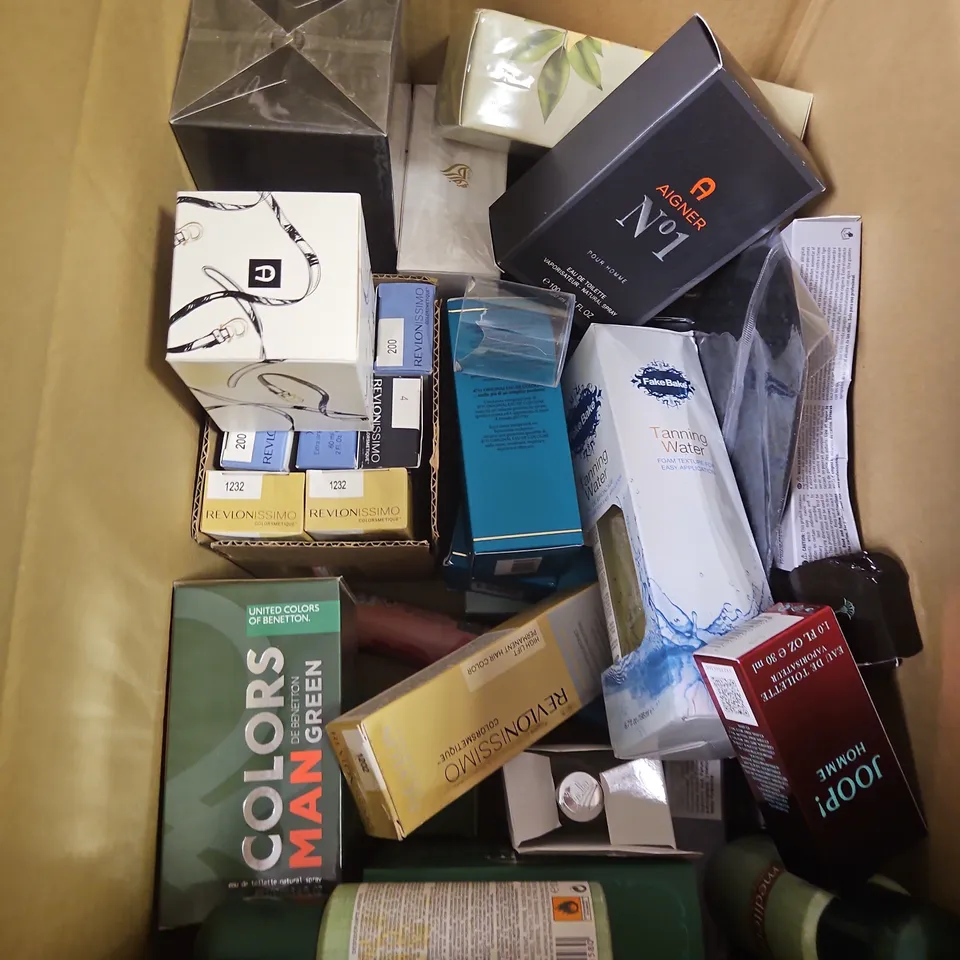 BOX OF APPROXIMATELY 20 ASSORTED COSMETIC ITEMS TO INCLUDE -ANNA SUI EAU DE TOILETTE - WISH CHOPARD FRAGRANCE SET - JOOP! HOMME EAU DE TOILETTE - ETC