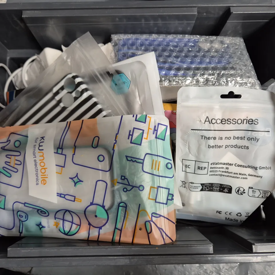 APPROXIMATELY 20 ASSORTED MOBILE PHONE ACCESSORIES INCLUDING CHARGERS, PHONE CASES AND DOCKING CHARGER, ETC