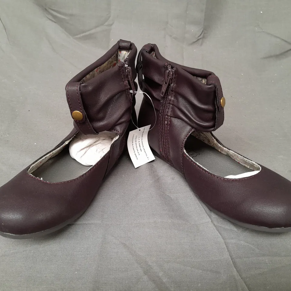 BOX OF APPROXIMATELY 15 BOXED PAIRS OF DEITY SHOES IN PURPLE - VARIOUS SIZES