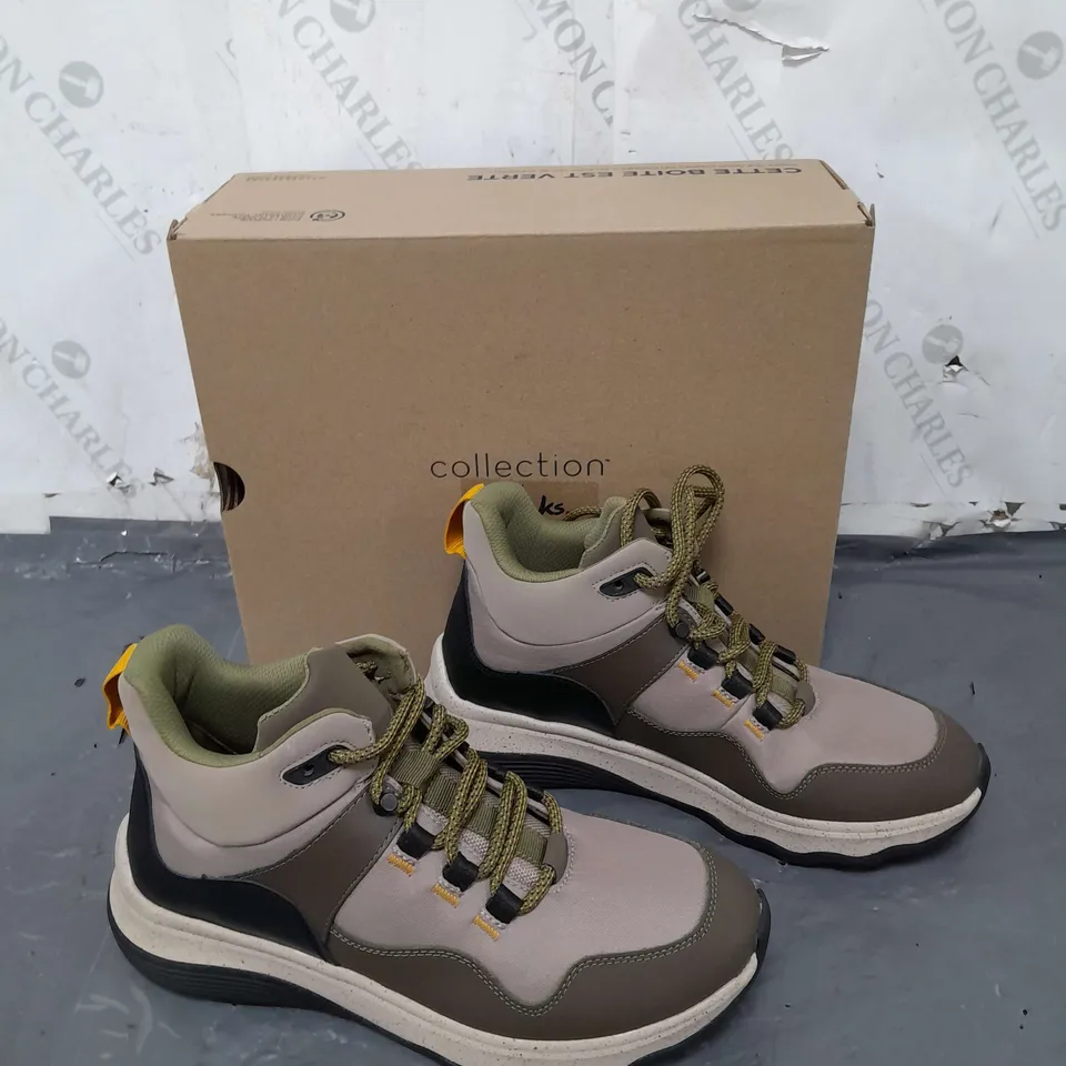 BOXED PAIR OF CLANKS JAUNT LO BOOTS DARK OLIVE COMBINATION UK 7