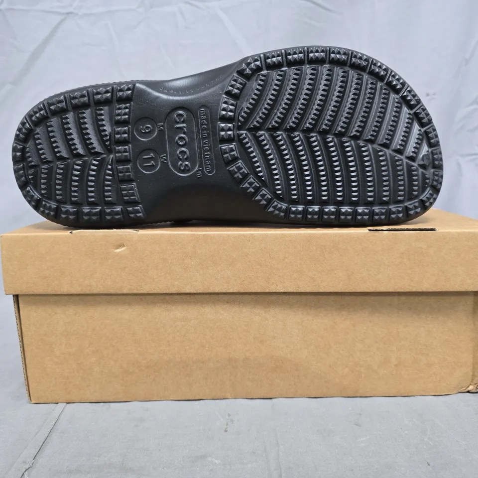 BOXED PAIR OF CROCS CLASSIC CLOGS IN BLACK SIZE UK M8/W9