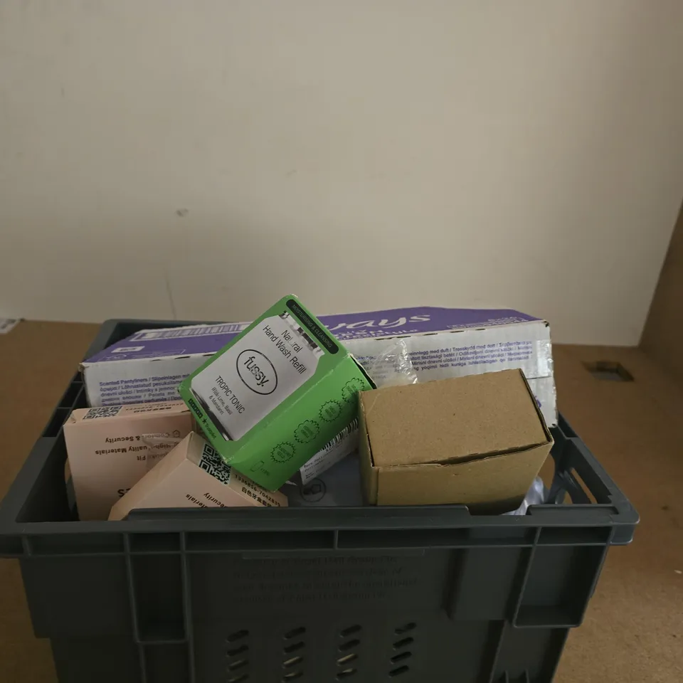 BOX OF APPROXIMATELY 10 ASSORTED BEAUTY PRODUCTS