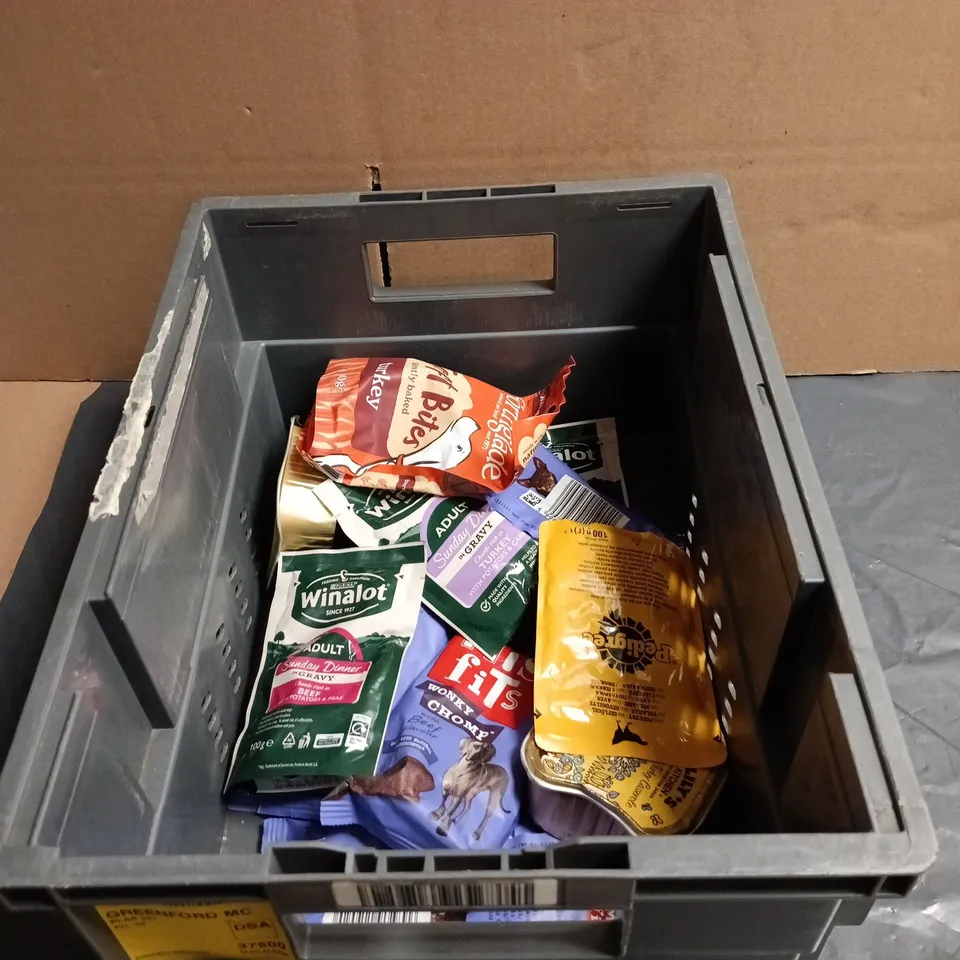 TOTE OF APPROXIMATELY 12 ASSORTED PET FOOD ITEMS TO INCLUDE WINALOT ADULT DOGS, FORTHGLADE SOFT BITES, MISFITS WONKY CHOMP ETC