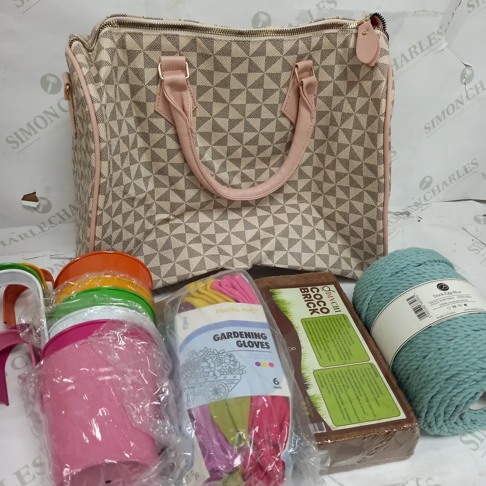 BOX OF APPROXIMATELY 15 ASSORTED ITEMS TO INCLUDE HAND BAG, GARDENING GLOVES, CHOCK BRICK ETC