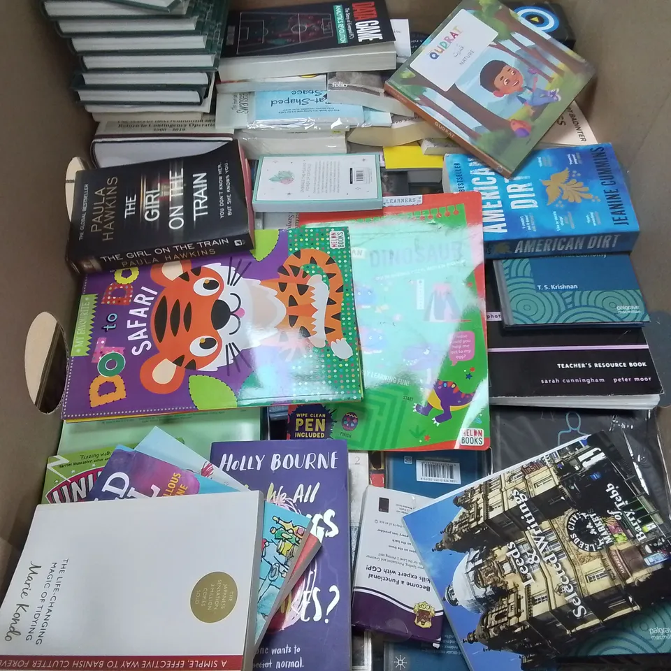 LARGE QUANTITY OF ASSORTED BOOKS TO INCLUDE JAMES HERBERT NOBODY'S TRUE, STEPHEN KING G CARRIE AND FRANK HERBERT DUNE