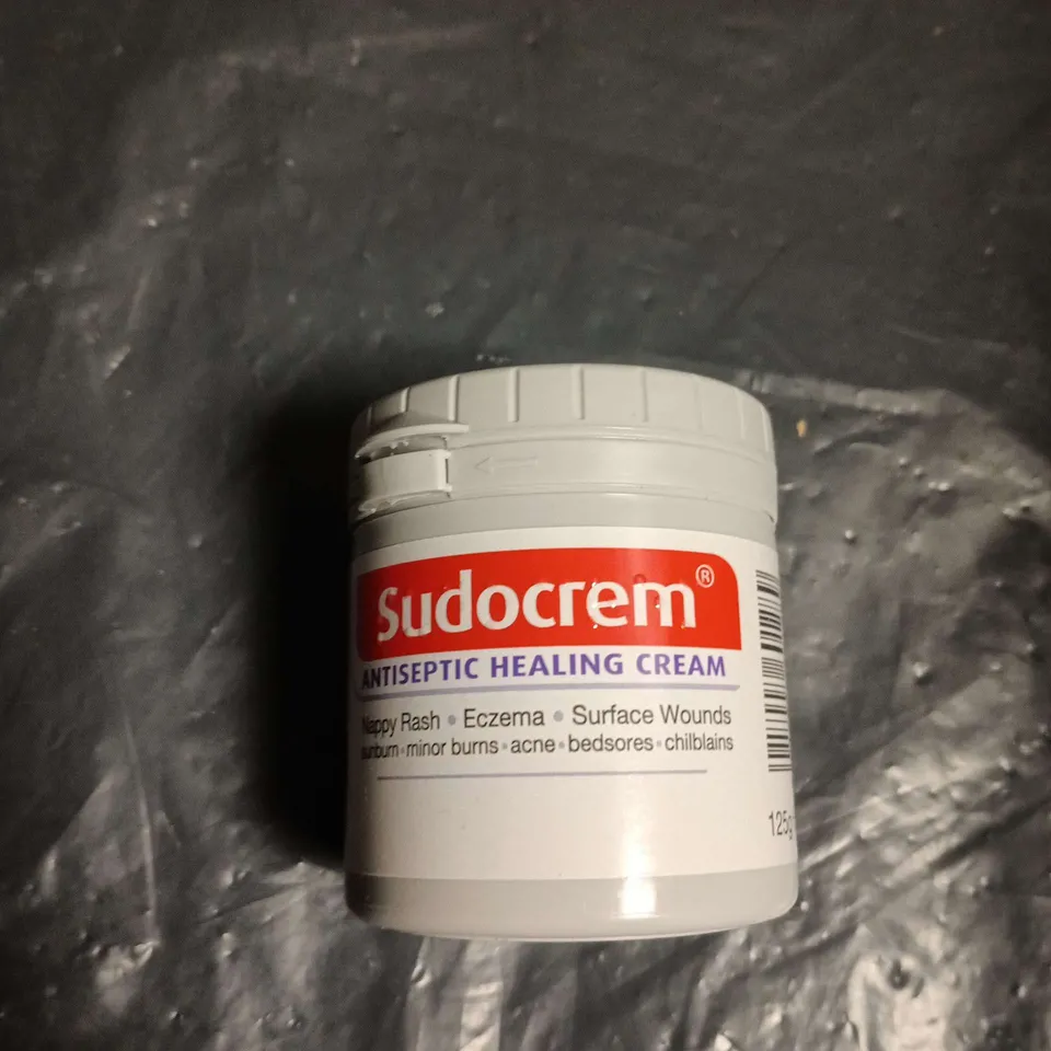 APPROXIMATELY 25 ASSORTED HEALTH & BEAUTY ITEMS INCLUDING BALI BRONZE TANNING SPRAY , SUDOCREM AND NAIL HARDENER 