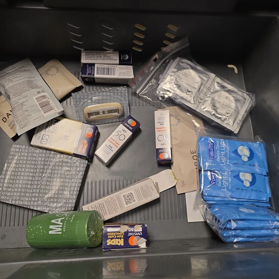 APPROXIMATELY 20 ASSORTED HEALTH & BEAUTY ITEMS TO INCLUDE BIO-PILIXIN CONDITIONER, BRYLCREAM AND SUNCARE LIPSCREEN