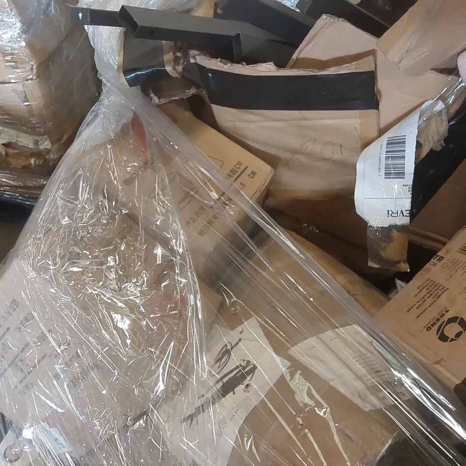 PALLET OF ASSORTED ITEMS INCLUDING: PUZZLE GAMES, BATHTUB MAT, PHONE CASES, LAMP SHADE ECT