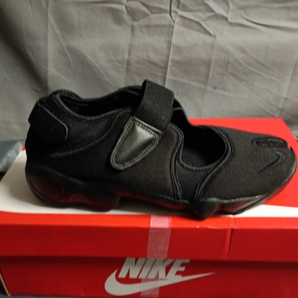 BOXED PAIR OF NIKE AIR RIFT WOMENS  BLACK/COOL GREY – UK 5.5 