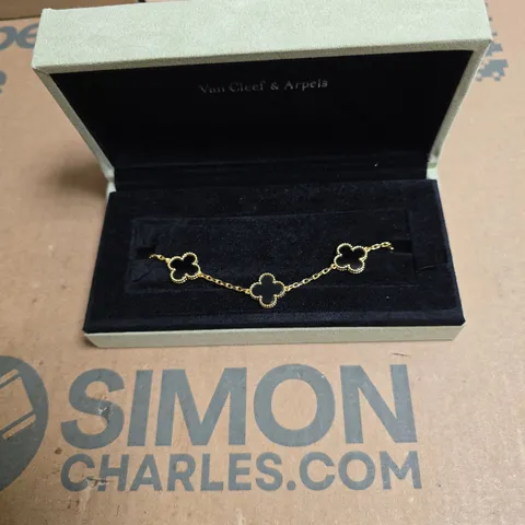 VAN CLEEF & ARPELS CLOVER BRACELET – ALHAMBRA MOTIF, 3 FOUR-LEAF CLOVERS, GOLD-TONE