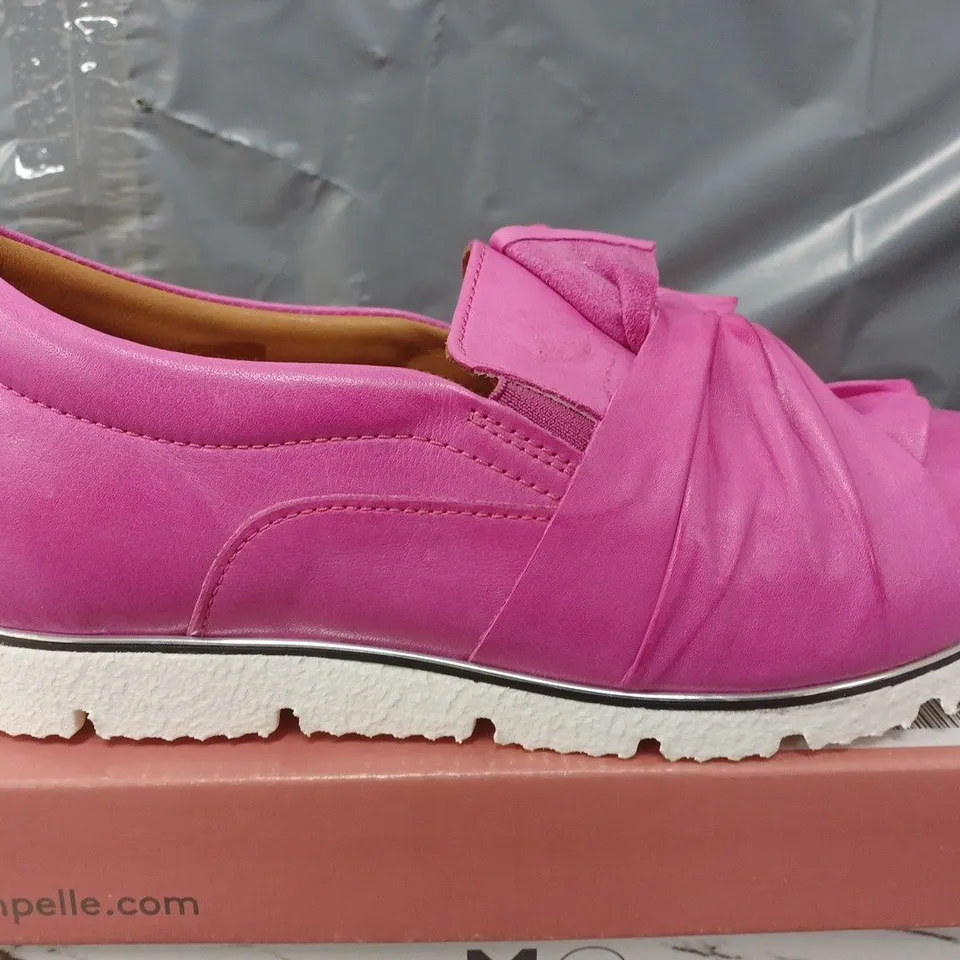 BOXED MODA IN PELLE ANETTE LEATHER BOW TWIST UPPER WITH FLEX SOLE TRAINERS IN FUSCHIA - SIZE 39