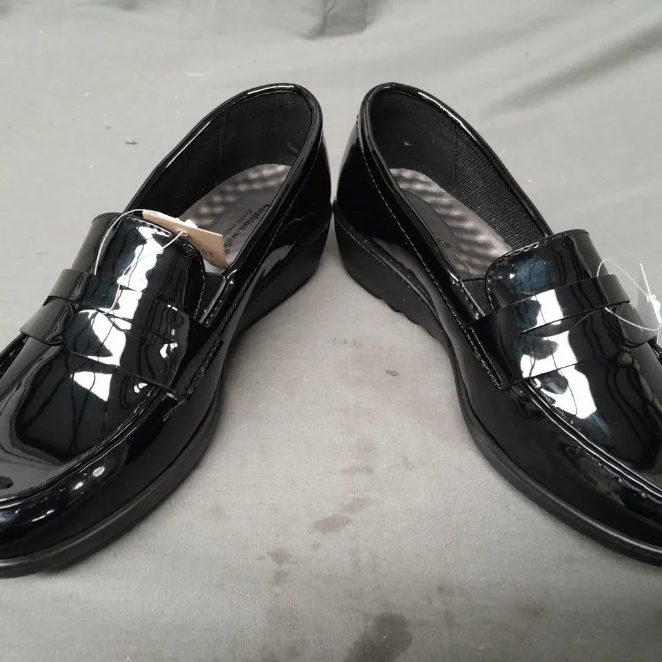 BOXED PAIR OF CUSHION-WALK SHOES IN BLACK SIZE 5
