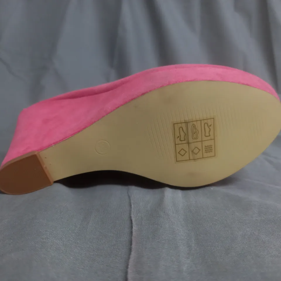 BOX OF APPROXIMATELY 7 PAIRS OF CLARAS WEDGE SHOES IN PINKS VARIOUS SIZES