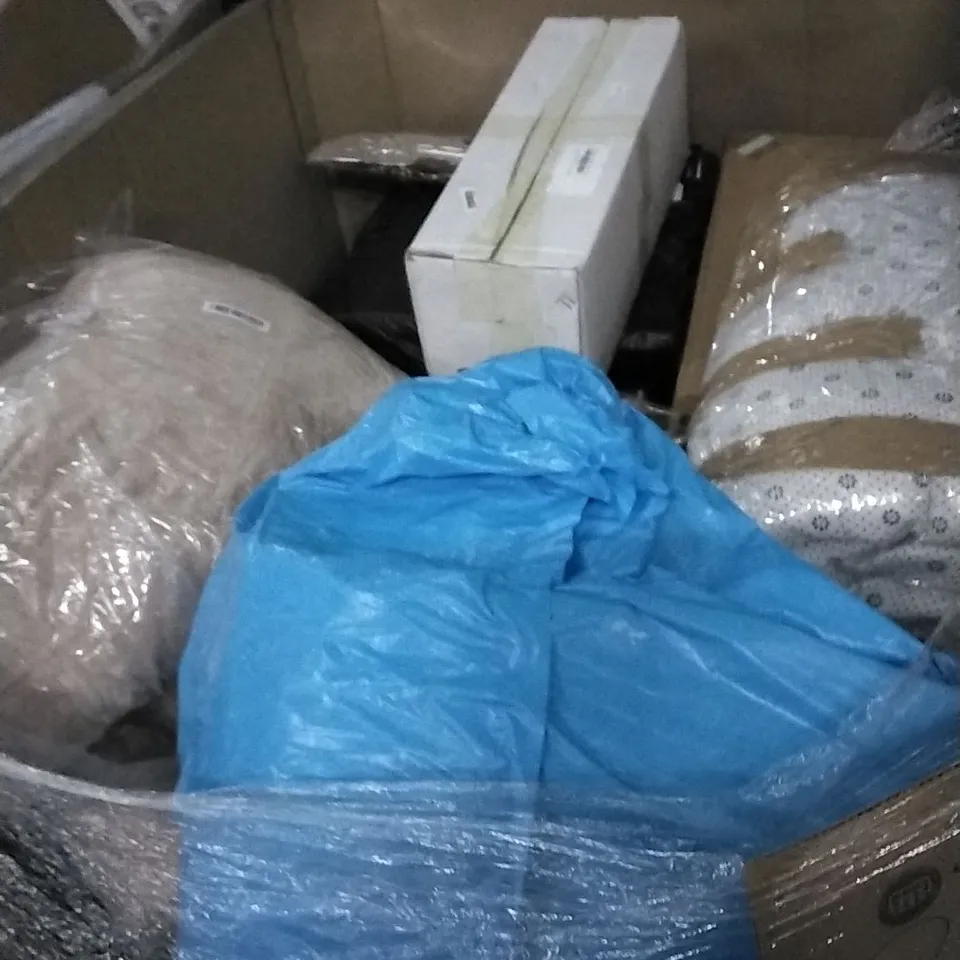 PALLET OF ASSORTED ITEMS INCLUDING TOILET SEAT, FANCY DRESS CUTLASS, RUG, OVER RACK AND 13" LAMINATE FLOOR CUTTER