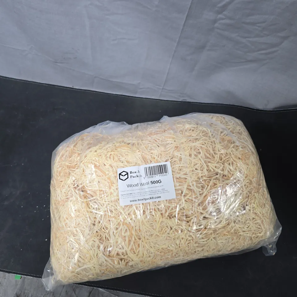 BOX OF APPROXIMATELY 15 ASSORTED ITEMS TO INCLUDE: FLY REPELLER AND WOOD WOOL