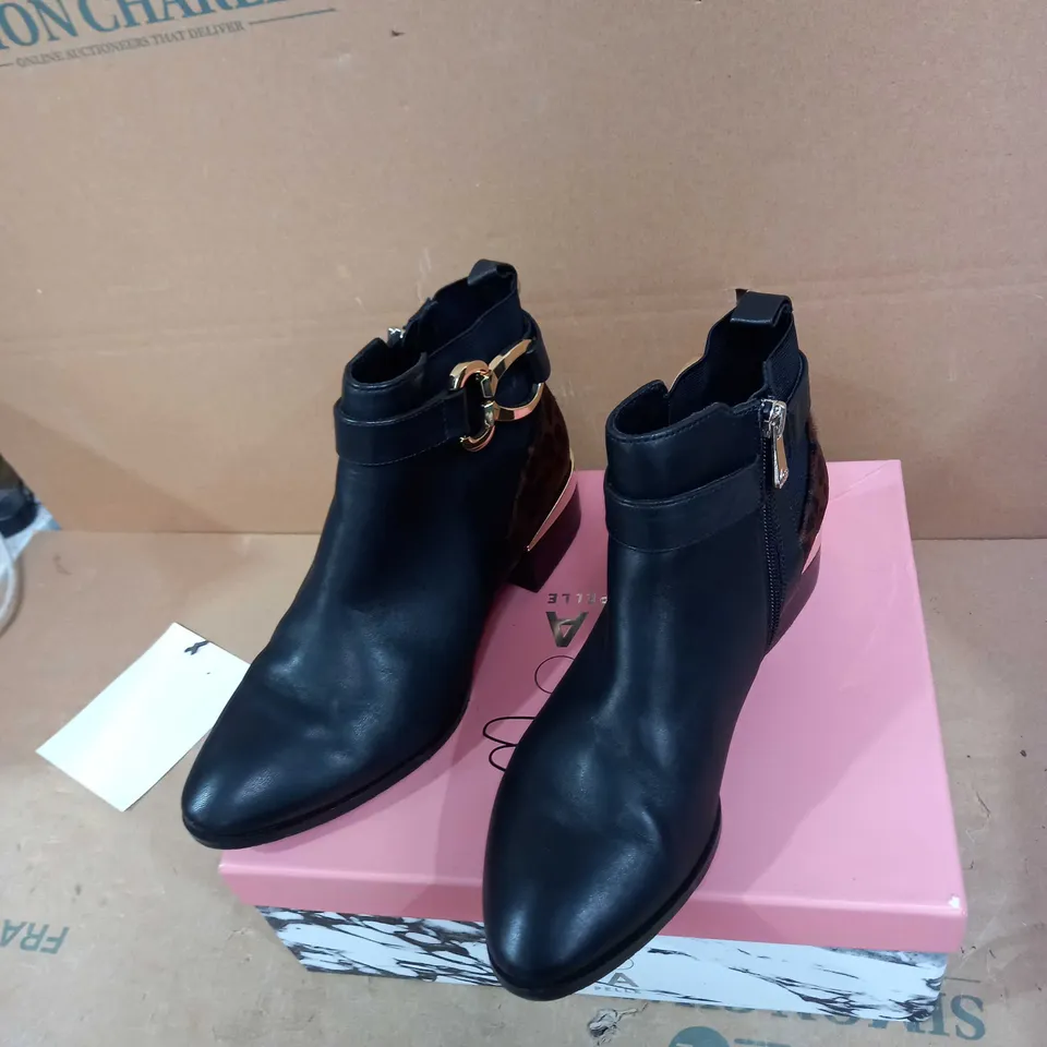 ANKLE CHELSEA BOOT WITH TRIM