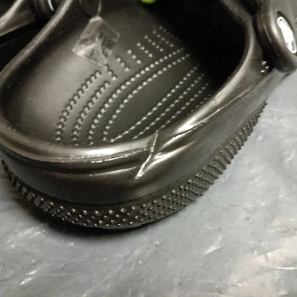 CROCS CLASSIC IN BLACK - UK M3/W3