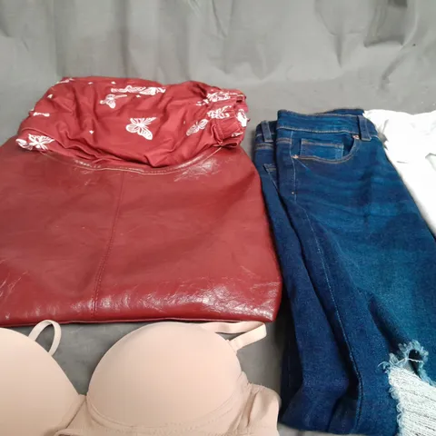 APPROXIMATELY 25 ASSORTED CLOTHING ITEMS IN VARIOUS SIZES TO INCLUDE - JEANS , BAG , BRA ETC