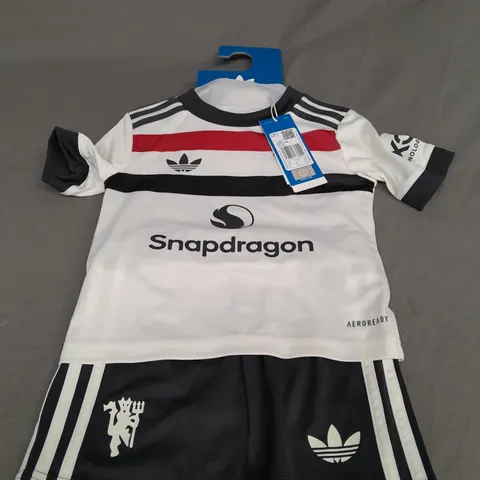 ADIDAS MUFC 3 PCE SPORT SET IN WHITE/BLACK SIZE 2-3YRS