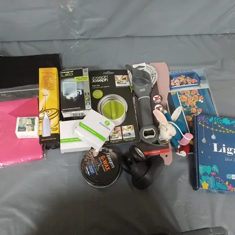APPROXIMATELY 15 ASSORTED HOUSEHOLD ITEMS TO INCLUDE MMINI HAND MIXER, NIGHT LIGHT, CAN OPENER, ETC