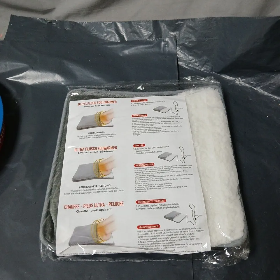 BOX OF APPROXIMATELY 15 ASSORTED HOUSEHOLD ITEMS INCLUDING BEER TRAY , PLACEMATS AND ULTRA PLUSH FOOT WARMER 