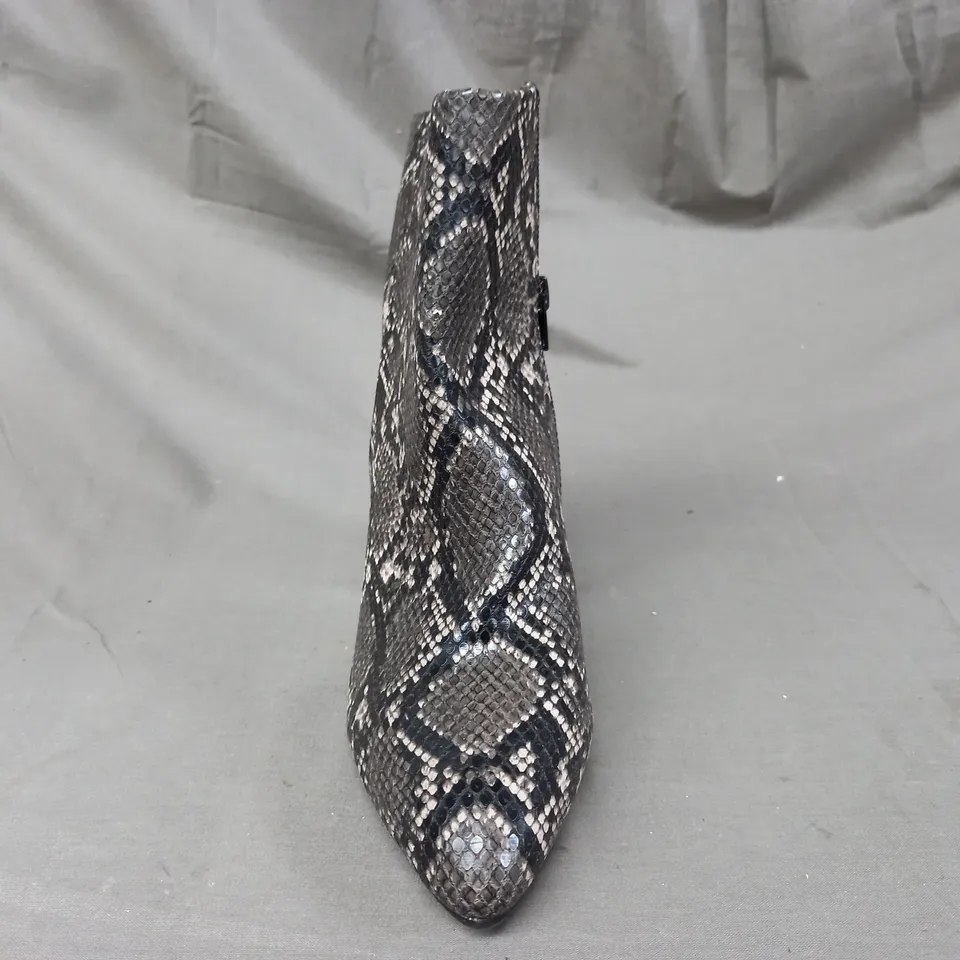 BOXED PAIR OF STEVE MADDEN ANKLE BOOTS IN GREY/OTHER SNAKE EU SIZE 41