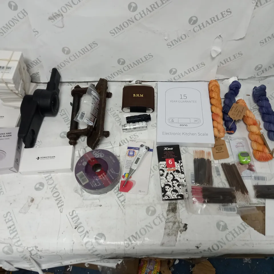 LOT OF APPROXIMATELY 15 ASSORTED HOUSEHOLD ITEMS TO INCLUDE SMOKE ALARM, B.H.M FLASK, AND ELECTRONIC KITCHEN SCALE ETC. 