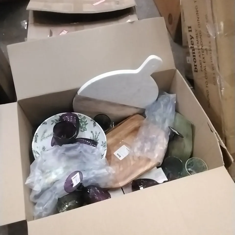 BOX OF ASSORTED KITCHEN/DINING ITEMS 