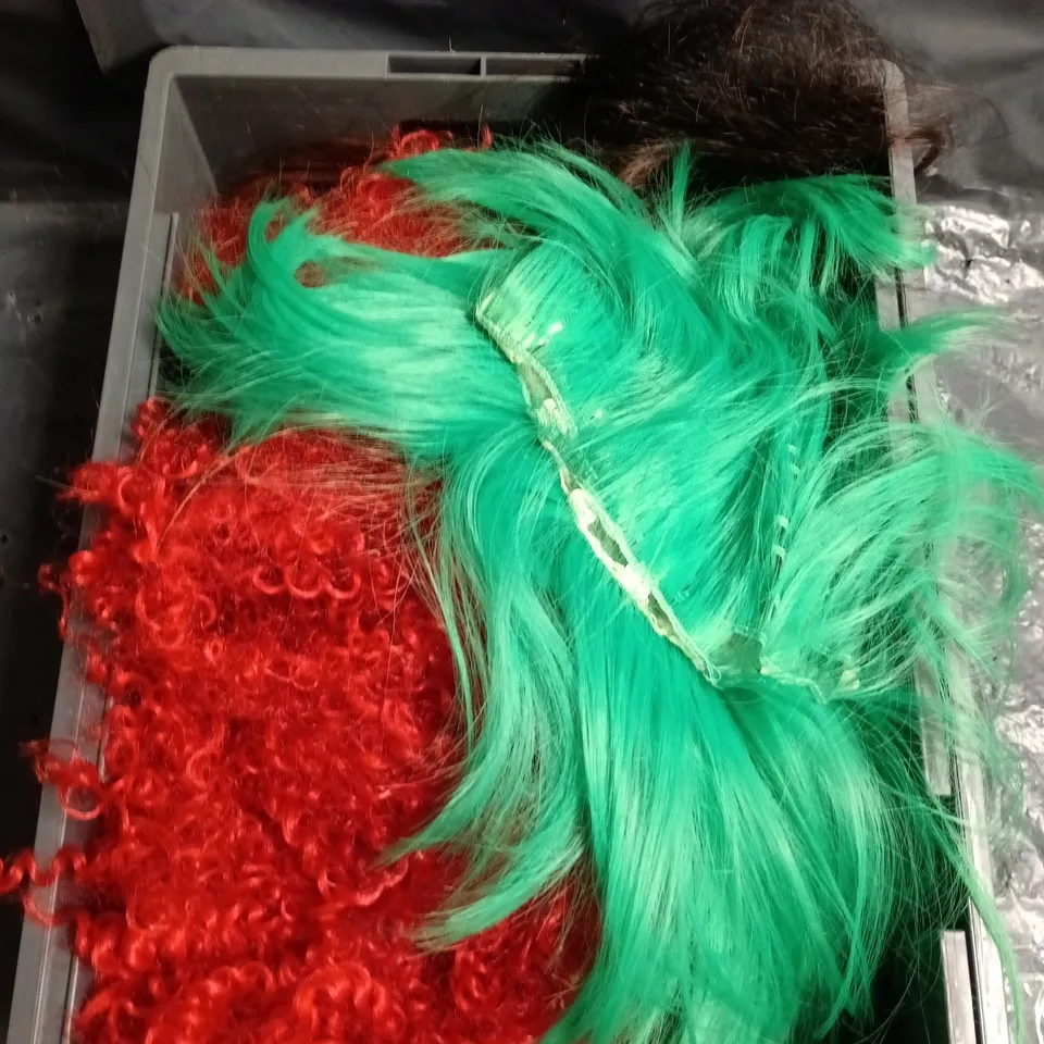APPROXIMATELY 5 ASSORTED WIGS/HAIR PIECES IN VARIOUS STYLES & COLOURS 