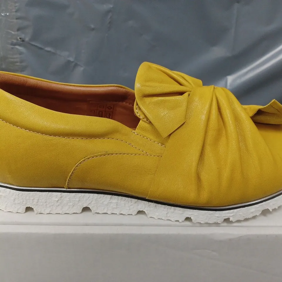MODA IN PELLE ANETTE LEATHER BOW TWIST UPPER WITH FLEX SOLE TRAINERS IN YELLOW - SIZE 7