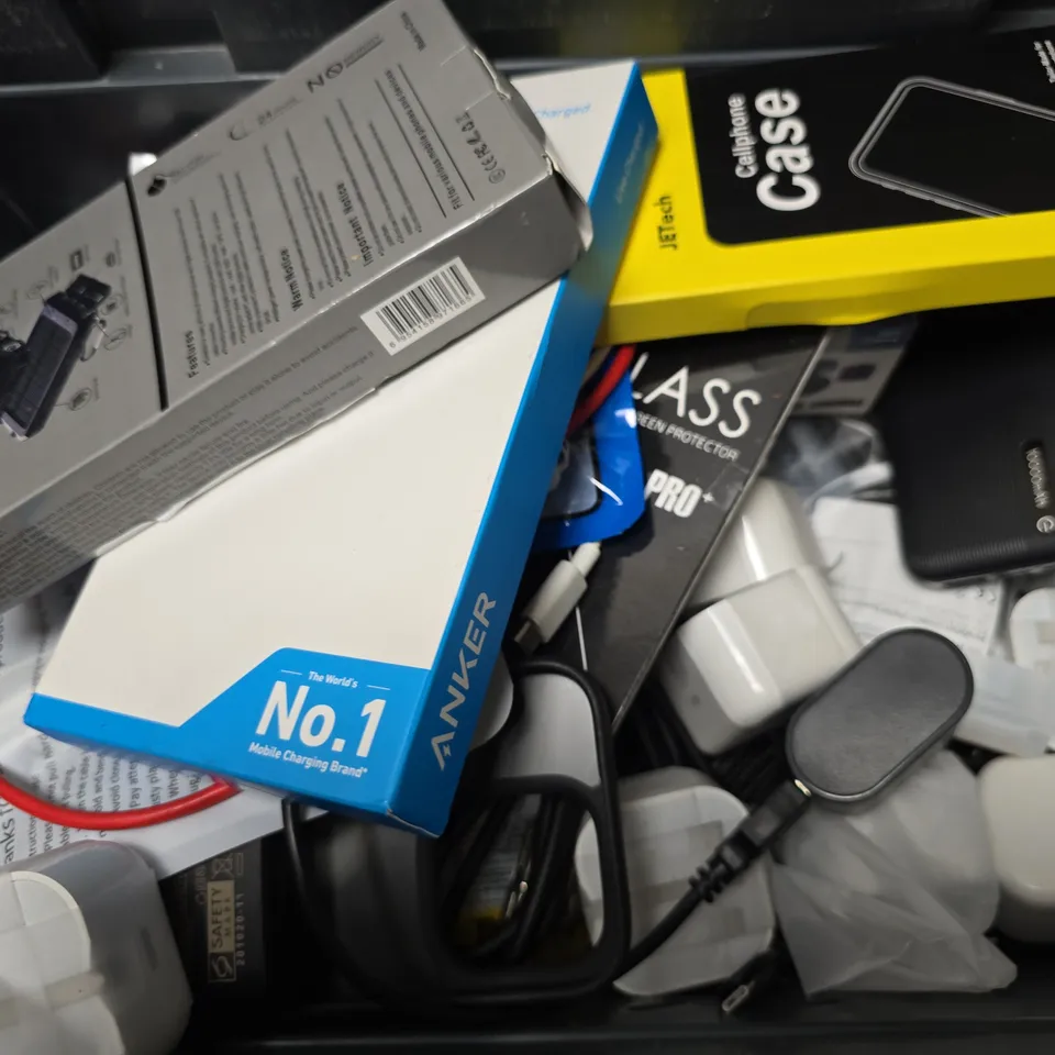 APPROXIMATELY 8 ASSORTED ITEMS TO INCLUDE - USB TO LIGHTNING CABLE , USB-C TO AUDIO CABLE , PHONE CASES ETC