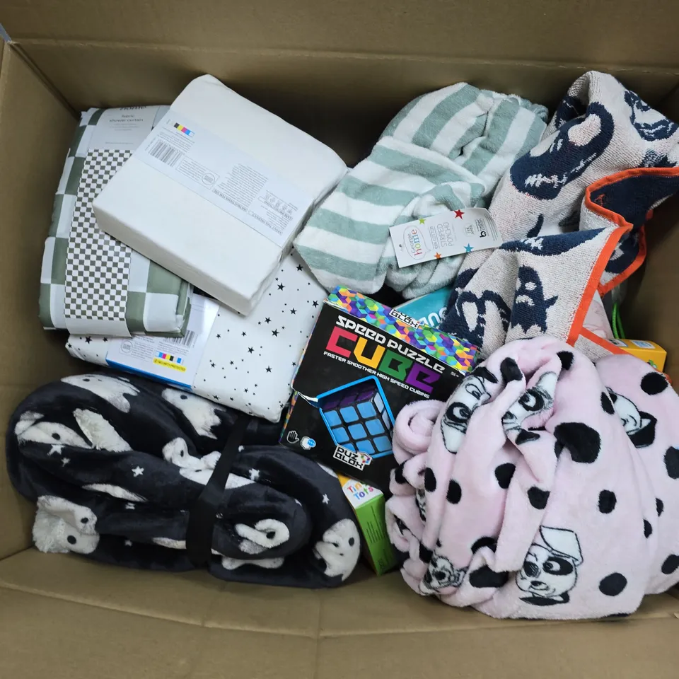 APPROXIMATELY 15 ASSORTED HOMEWARE ITEMS TO INCLUDE DISNEY FLEECE, FLORAL DOUBLE BEDDING, BABY 2 FITTED SHEETS, ETC