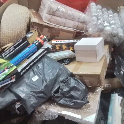 PALLET CONTAINING VARIOUS ASSORTED BOXED HOUSEHOLD ITEMS TO INCLUDE: GARDEN SPRINKLER, WICKER BASKET, SALT GUN, LARGE RUG AND LOTS MORE UNMARKED BOXED ITEMS 