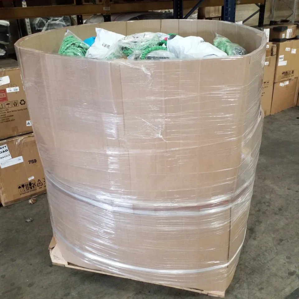 PALLET CONTAINING ASSORTED GARDEN HOSES